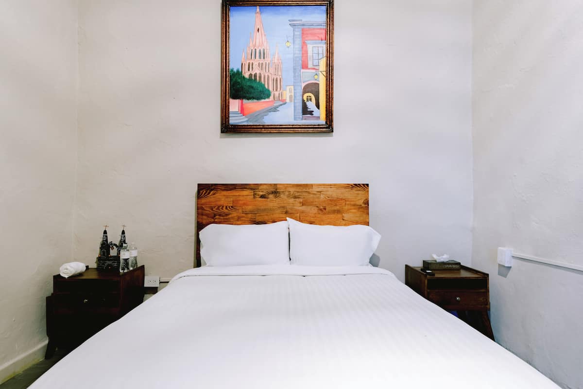 Standard Room, 1 Queen Bed | 1 bedroom, in-room safe, iron/ironing board, free WiFi