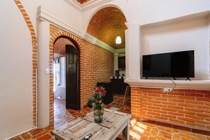 디럭스 로프트, 침실 2개 | 거실 공간 | 케이블 채널 시청이 가능한 32인치 스마트 TV