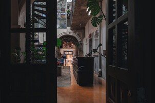 Habitación estándar, 1 cama de matrimonio | Caja fuerte, tabla de planchar con plancha, wifi gratis y ropa de cama