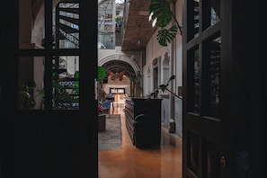 Standardzimmer, 1 Queen-Bett | Zimmersafe, Bügeleisen/Bügelbrett, kostenloses WLAN, Bettwäsche