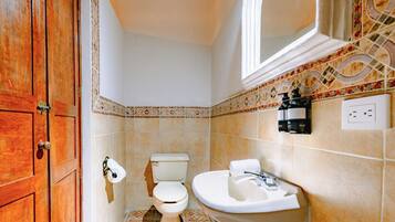 Standaard kamer, 1 queensize bed | Badkamer | Een douche, handdoeken, zeep, shampoo