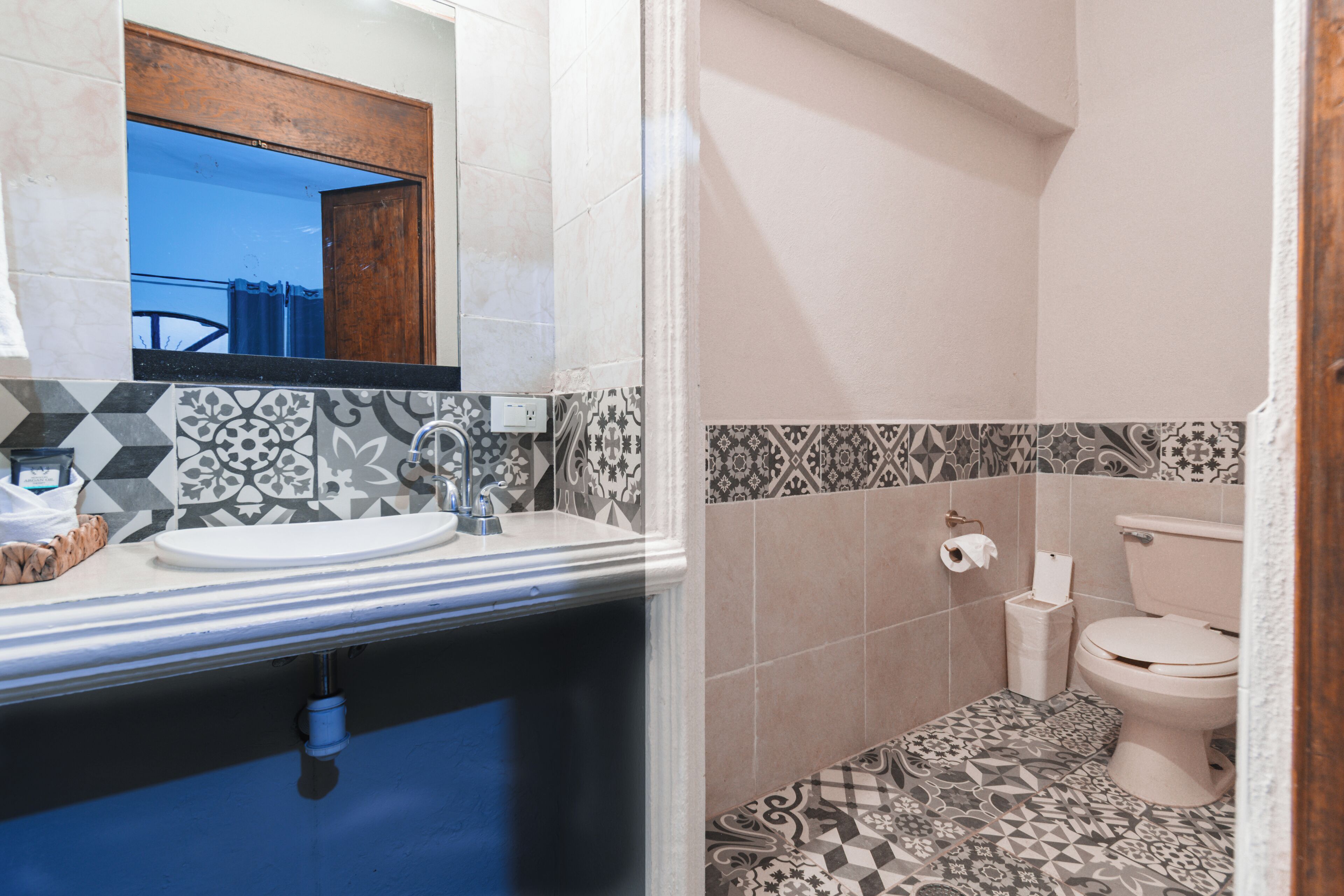 Deluxe Double Room, 2 Double Beds | Bathroom | Shower, towels, soap, shampoo