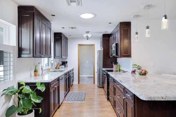 Fridge, microwave, oven, stovetop - Spacious Palm Oasis - FREE Heated Pool / ASU (Tempe)