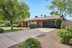Exterior - Spacious Palm Oasis - FREE Heated Pool / ASU (Tempe)