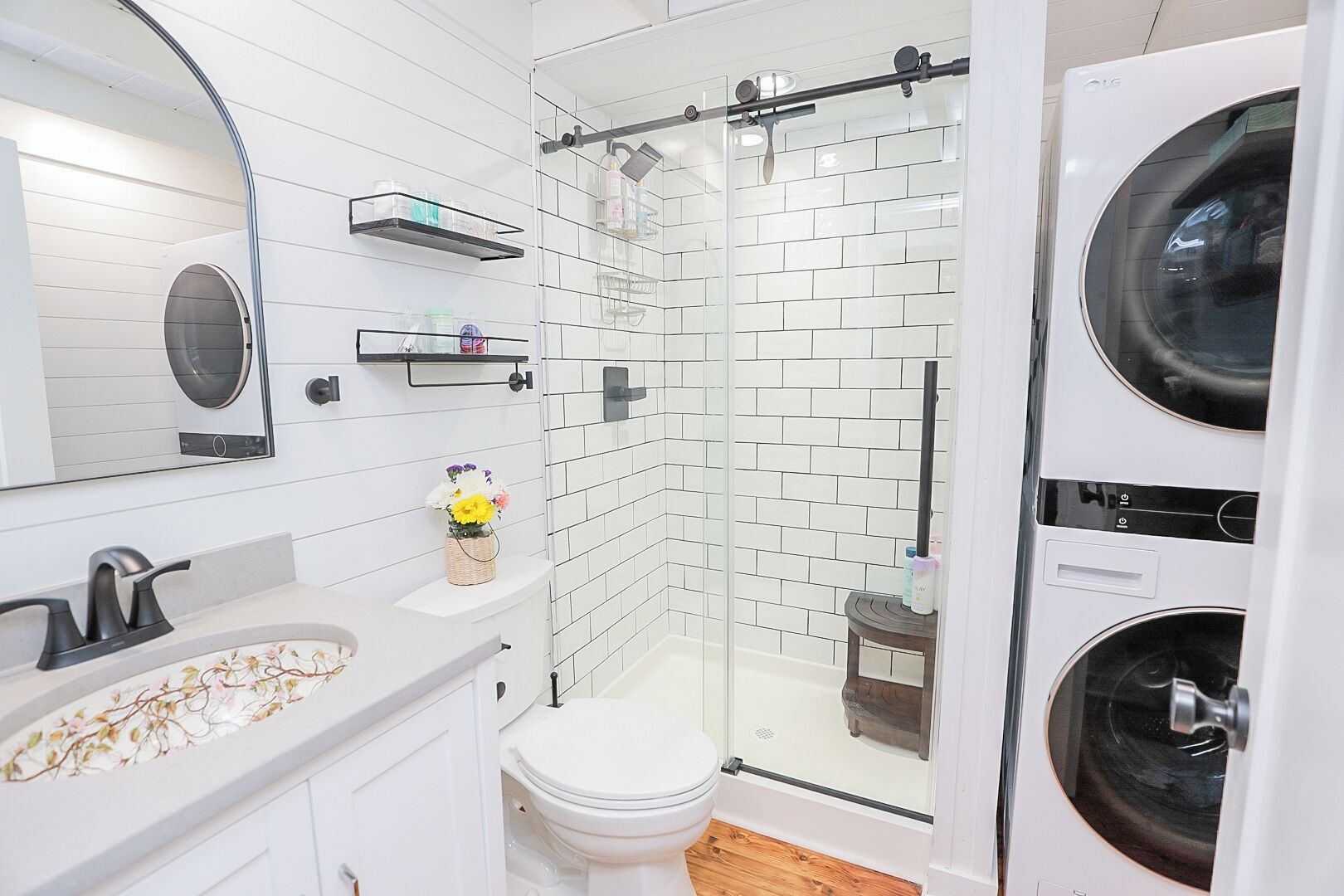 Dusj, hårføner, håndklær og såpe