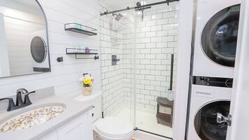 Dusj, hårføner, håndklær og såpe