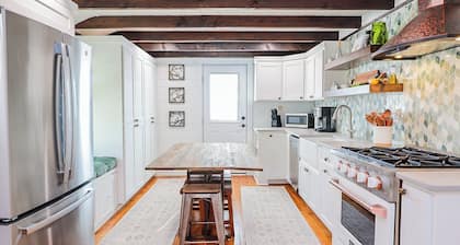 Enchanting 2 Bedroom Cottage, The Fox Den, 258 Acres, Farmville, VA