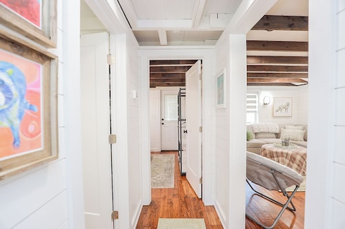 Enchanting 2 Bedroom Cottage, The Fox Den, 258 Acres, Farmville, VA