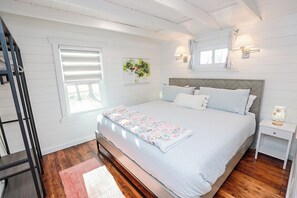 2 bedrooms, iron/ironing board, WiFi, bed sheets - Enchanting 2 Bedroom Cottage, The Fox Den, 258 Acres, Farmville, VA (Rice)