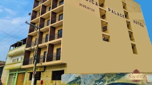 A multi-story hotel named Basilica Palace Hotel with balconies and a contact number 3105.6134. - Basilica Palace Hotel (Aparecida)