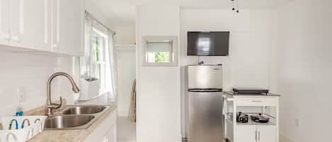 Fridge, microwave, stovetop, coffee/tea maker