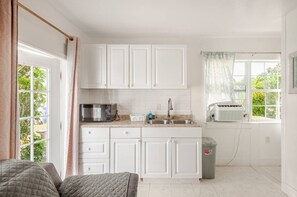 Frigorífico, microondas, placa de cocina y cafetera o tetera