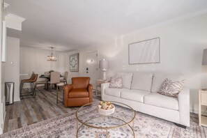 Smart TV - Luxury in the Heart of Homewood! (Birmingham)