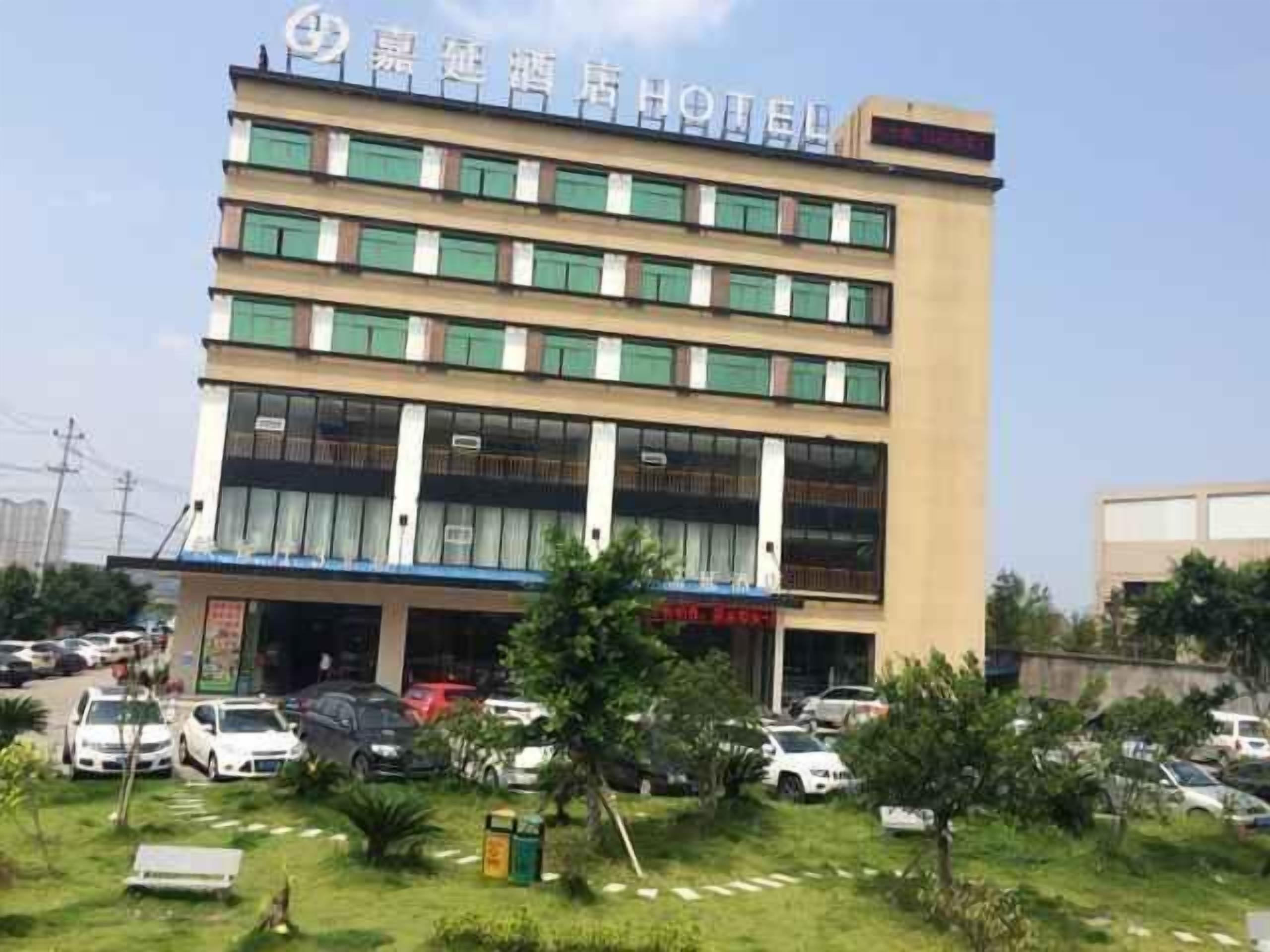 A multi-story hotel with a sign reading "Hotel".
