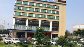 A multi-story hotel with a sign reading "Hotel".