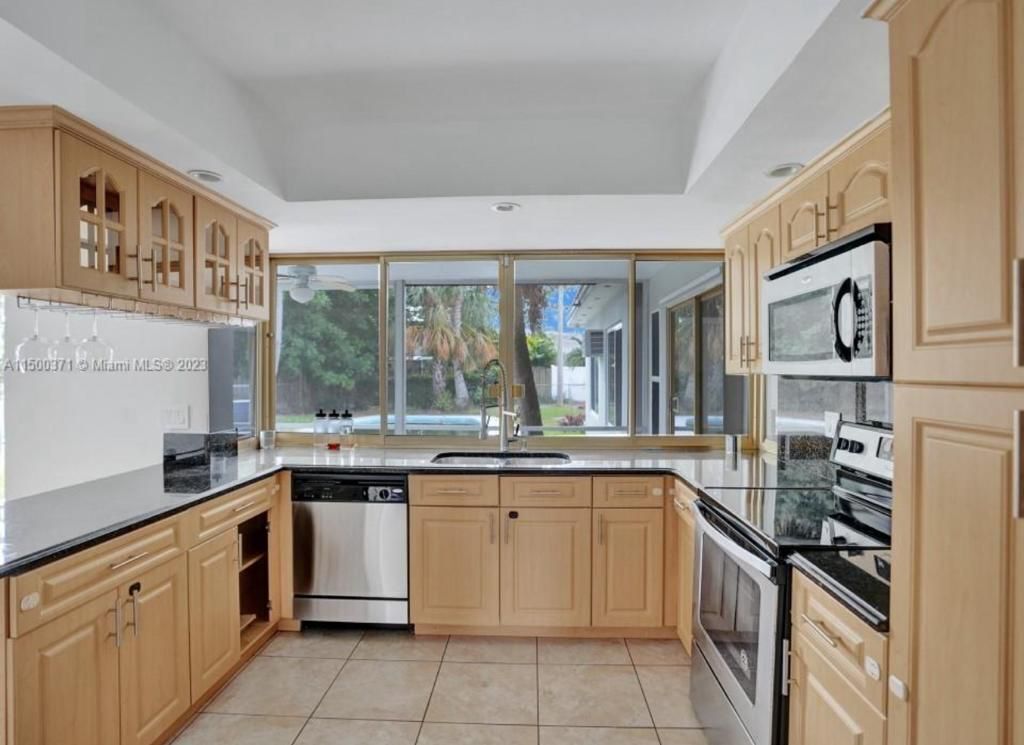 Heaven Short World 4-bedroom villa with AC and WiFi in Hollywood