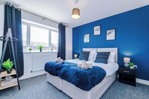 4 bedrooms, iron/ironing board, WiFi, bed sheets - Free Parking | 4 Bedroom House in St Helens (Warrington & St Helens)