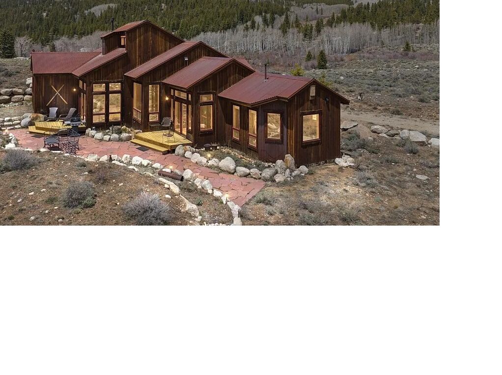 Spectacular Twin Lakes 3 bedroom house. 