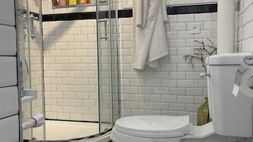 Een haardroger, handdoeken, zeep, shampoo