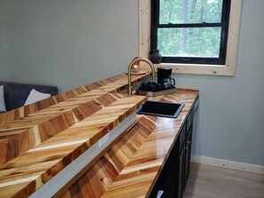 Réfrigérateur, plaque de cuisson, lave-vaisselle, cafetière/bouilloire