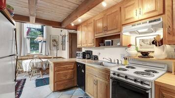 Coffee/tea maker, fridge, oven, stovetop