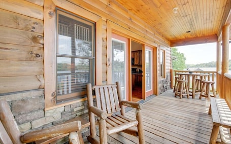 Outdoor dining. Luxury Lakefront Cabin