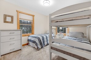 4 bedrooms, iron/ironing board, WiFi, bed sheets