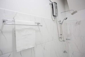 Douche, serviettes fournies, savon, shampoing