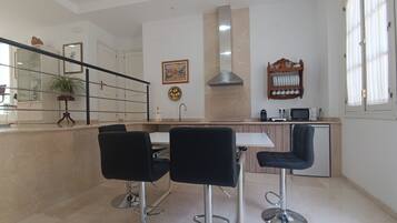 Apartament superior, vistes al pati | Cuina privada | Frigorífic petit, microones i placa de cuina