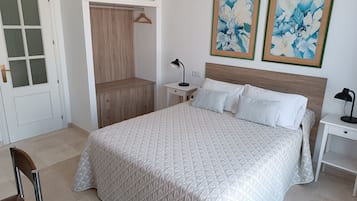 Superior appartement, uitzicht op binnenplaats | 2 slaapkamers, een bureau, een laptopwerkplek, geluiddichte muren