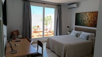 Apartament superior, vistes al pati | 2 dormitoris, escriptori i espai de treball apte per a portàtils