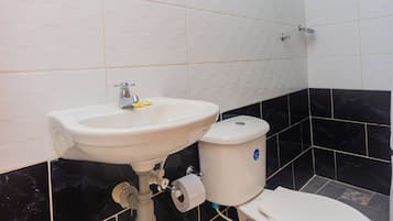 Habitación cuádruple estándar, 2 camas dobles | Baño