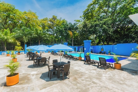 Una piscina al aire libre