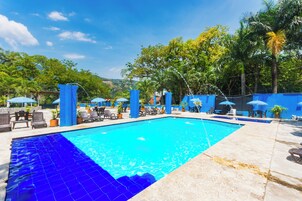 Una piscina al aire libre