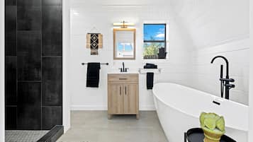 Tree House | Bathroom | Separate tub and shower, free toiletries, hair dryer, towels