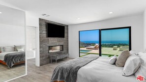 3 bedrooms, in-room safe, desk, WiFi - MALIBU contemporary home w/OCEAN VIEWS close to the Malibu Village & BEACH (Malibu)