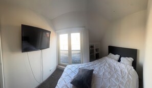 3 habitaciones, escritorio y tabla de planchar con plancha 