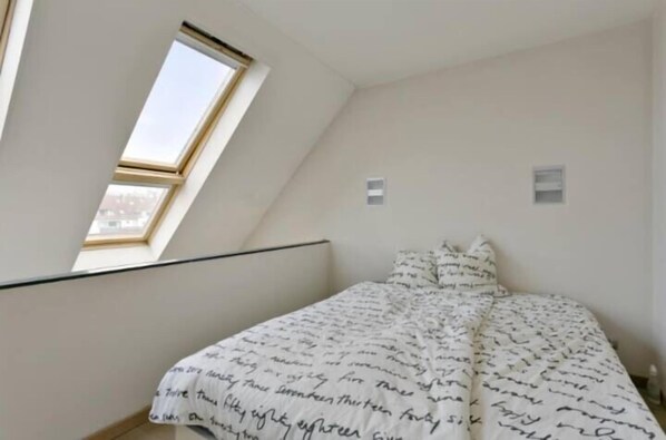 3 bedrooms, desk, iron/ironing board, travel crib
