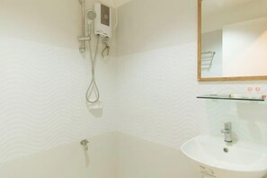 Room - RedDoorz @ Benelio Suites Pavia Iloilo (Pavia)