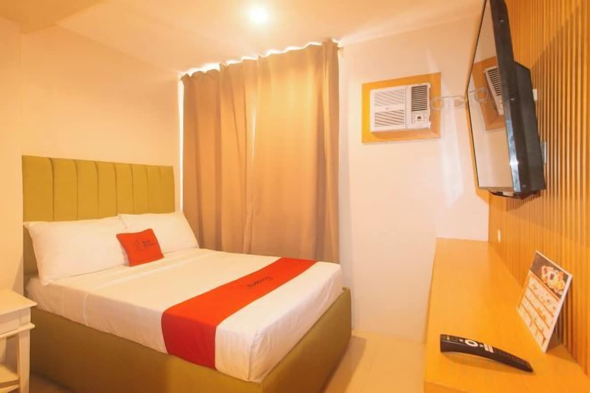 RedDoorz Deluxe Room