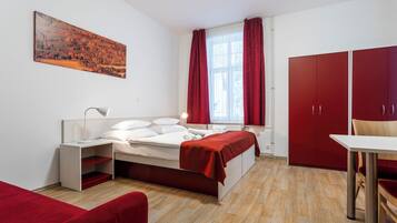 Ein modernes Schlafzimmer mit Bett, Nachttisch und einem roten Kleiderschrank.