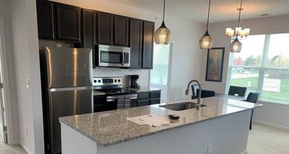Fabulous on Federated with A/C, top floor, enclosed balcony!