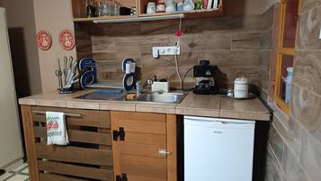 Mikrowelle, Wasserkocher mit Kaffee-/Teezubehör, Toaster, Hochstuhl