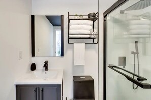 مستلزمات للعناية الشخصية صديقة للبيئة، مجففات شعر، مناشف، صابون