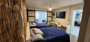 2 soverom, skrivebord, strykejern/-brett og reiseseng for barn