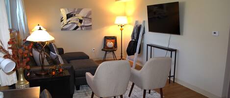 Smart TV, caminetto, libri