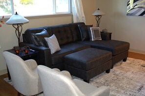 TV connectée, cheminée, livres