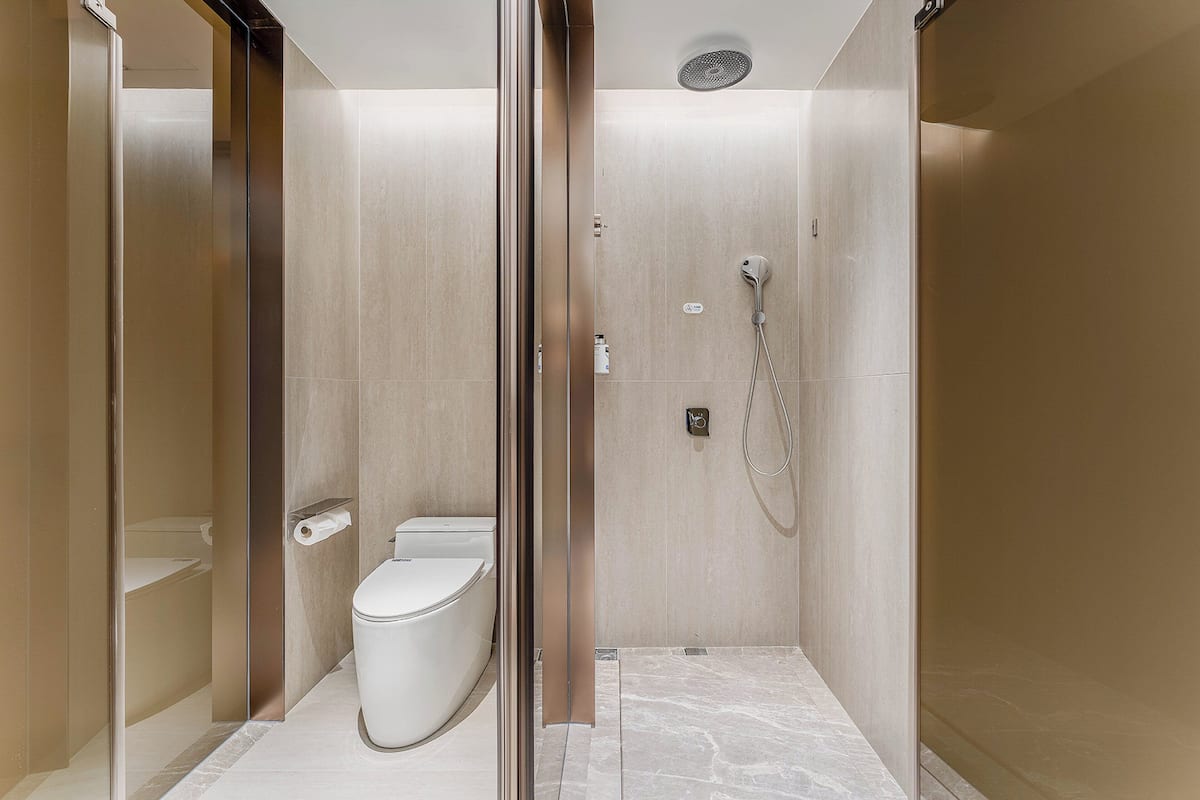 Douche, articles de toilette gratuits, sèche-cheveux, chaussons