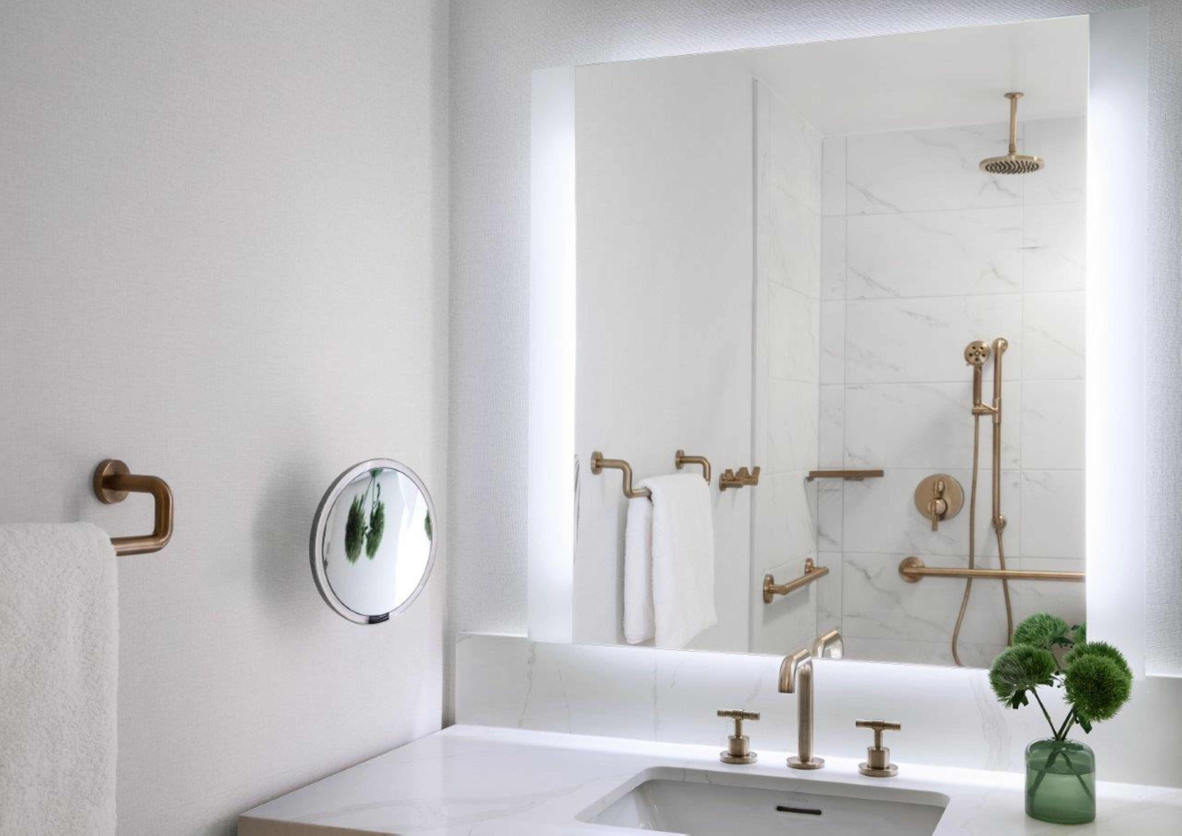 Articles de toilette de luxe, sèche-cheveux, peignoirs, chaussons