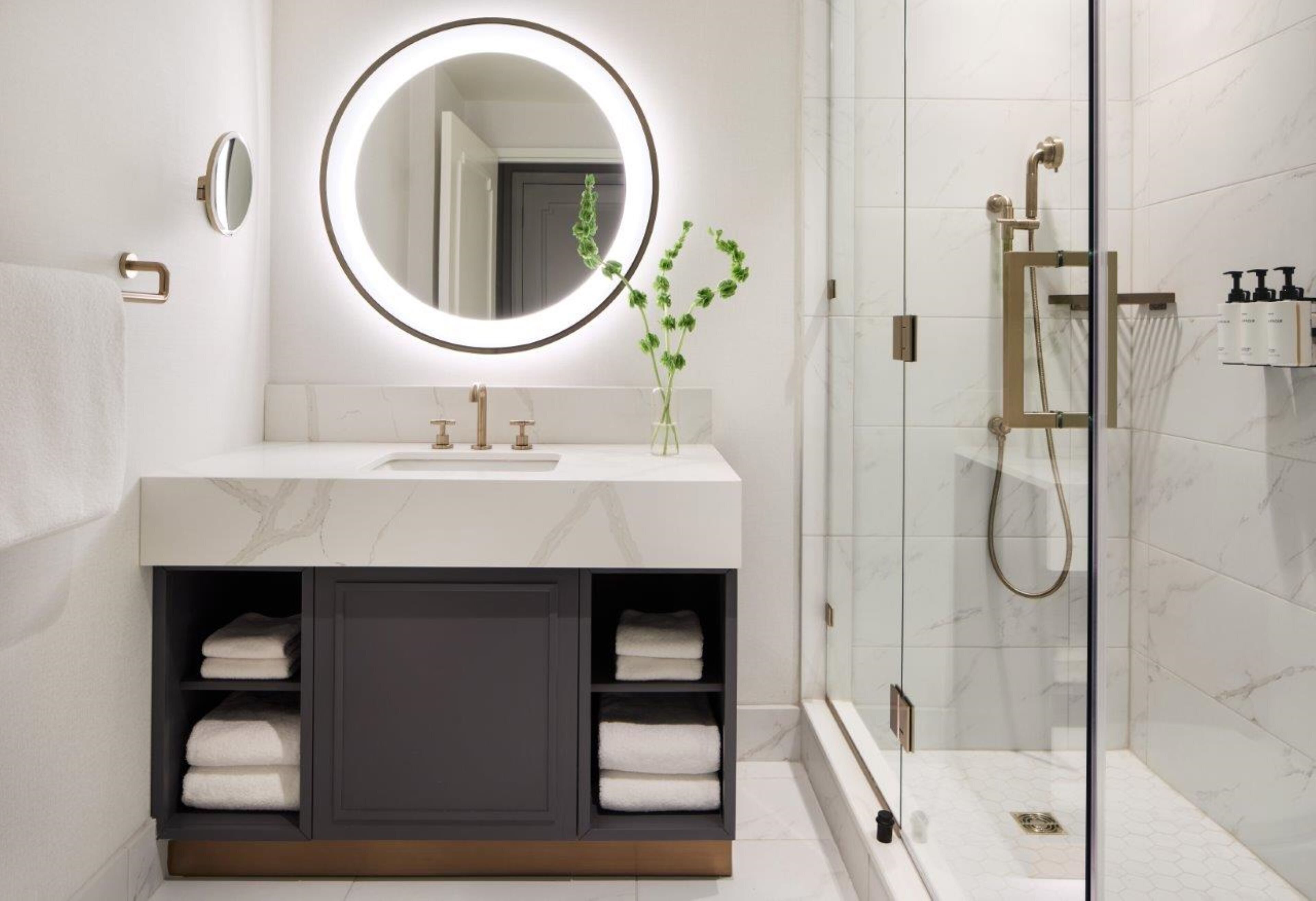 Articles de toilette de luxe, sèche-cheveux, peignoirs, chaussons